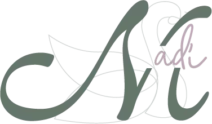 Logo avec un cygne stylisé et les lettres 'M' et 'Adi' formant un design fluide et élégant, représentant le prénom. Les lignes sont douces et courbes, dans une palette de couleurs vertes et violet.